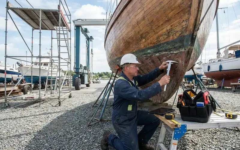 Expertise de la coque et du pont d'un voilier en cale seche