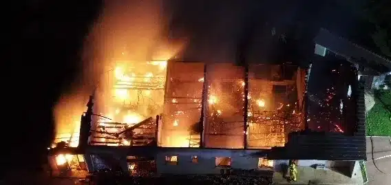 Incendie nocturne d'un batiment avec intervention des pompiers