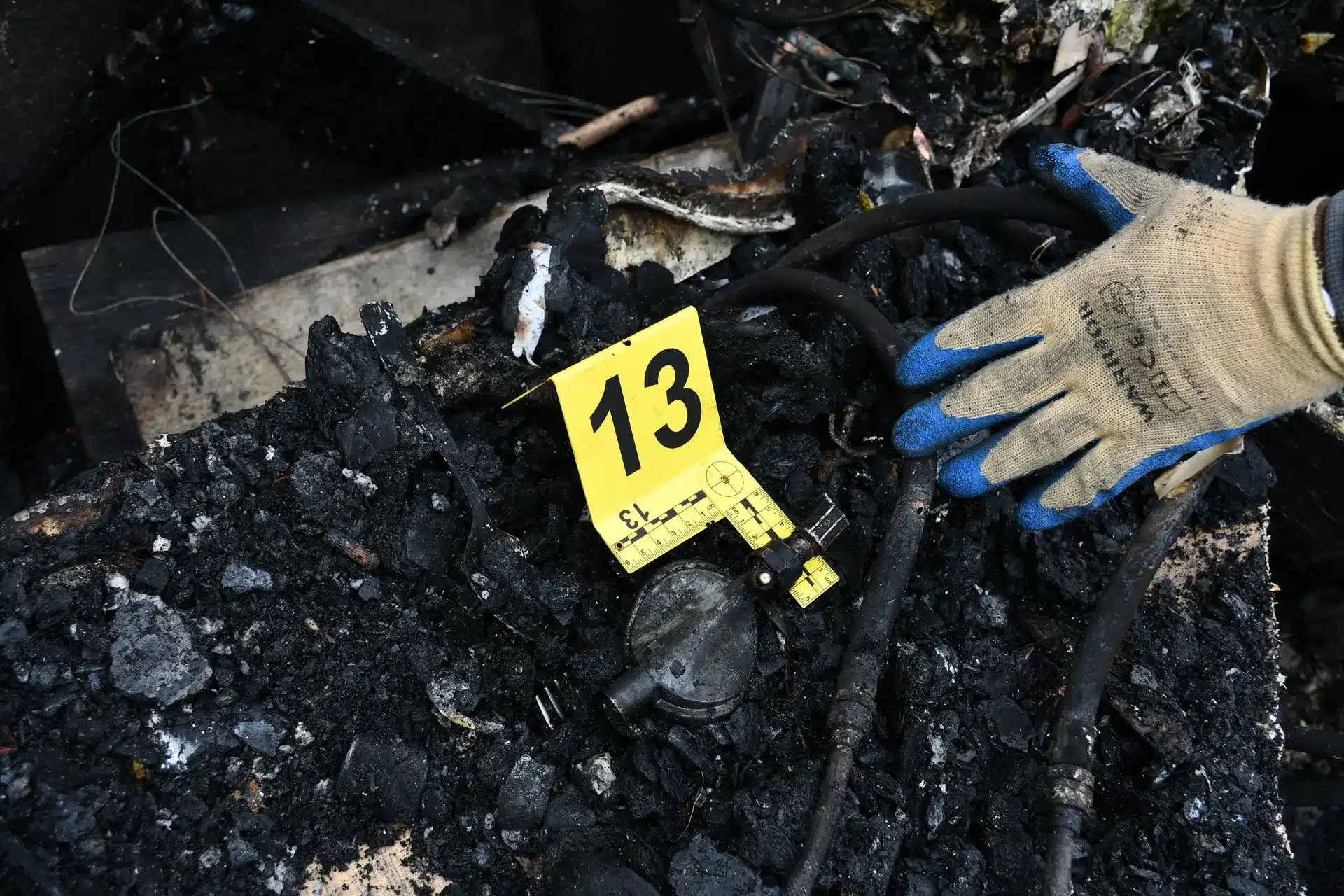 Composants electriques brules examines par un expert incendie selon la methode NFPA 921